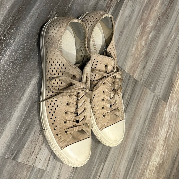 Converse Chuck Taylor All Stars low top perforated beige leather size Men’s 10.5 - Picture 2 of 4